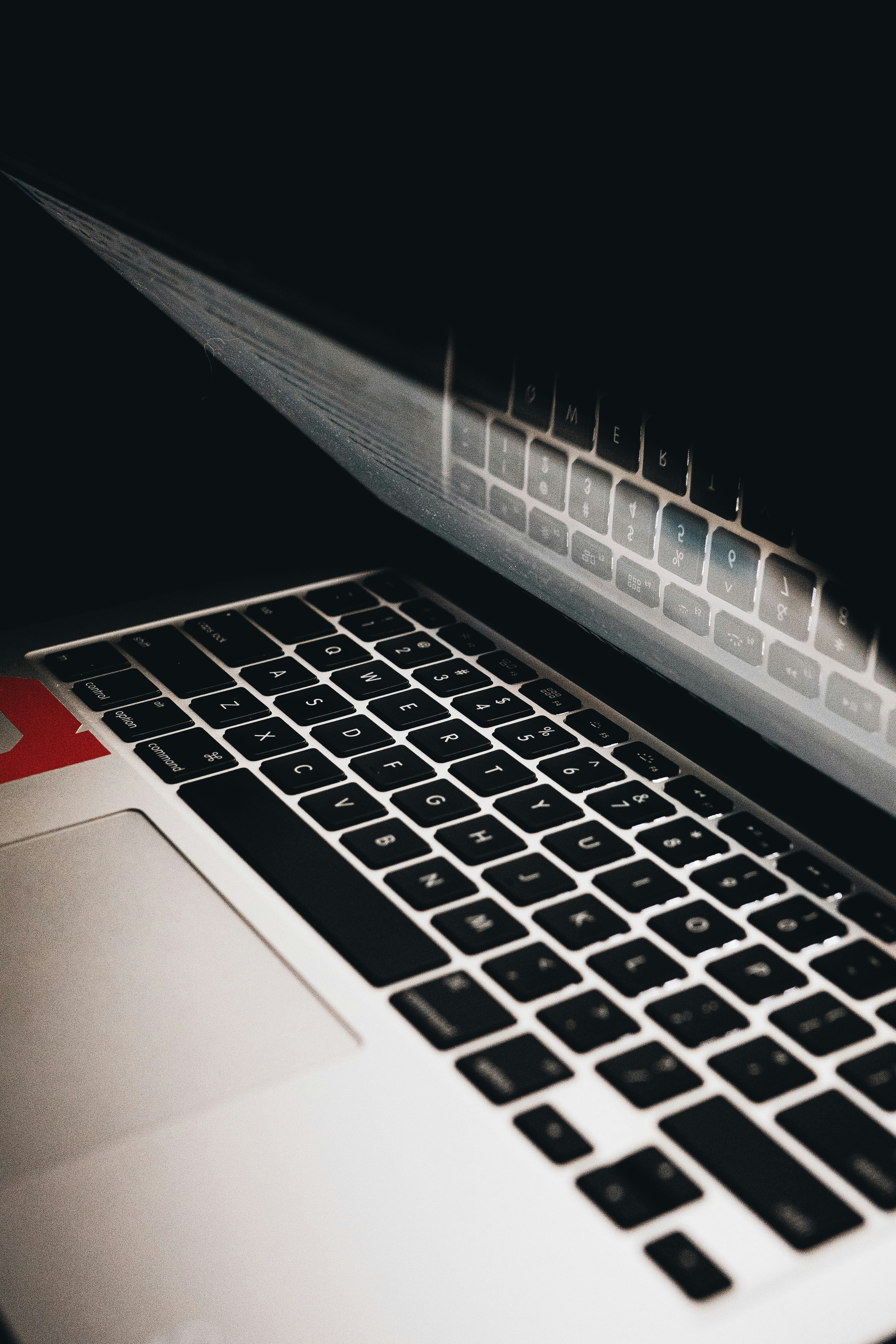 Laptop door Logan Weaver van Unsplash: https://unsplash.com/photos/black-and-silver-laptop-computer-yal_BJr8FA4